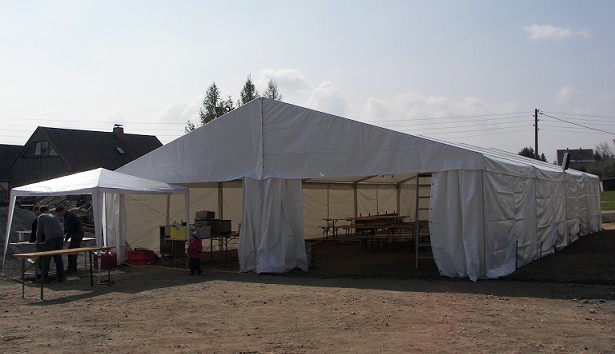 Foto: Festzelt mit Versorgungs-Pavillion