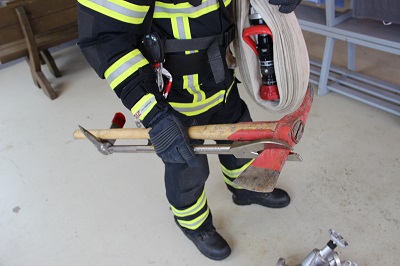 Foto: Ausrüstung Atemschutzgeräteträger mit Feuerwehraxt und Halligan Tool