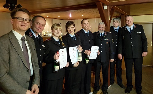 Foto: Beförderung zum Oberfeuerwehrmann von Julie Richter, Doreen Handschack und Jens Noffz