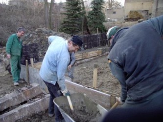 Foto: Setzen der Fundamente